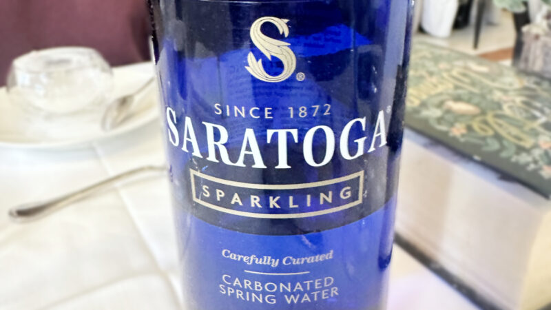 スパークリングウォーターのボトル