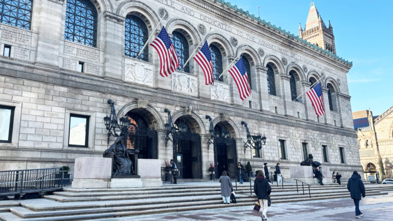 ボストン公共図書館本館 ダートマス・ストリート側エントランス