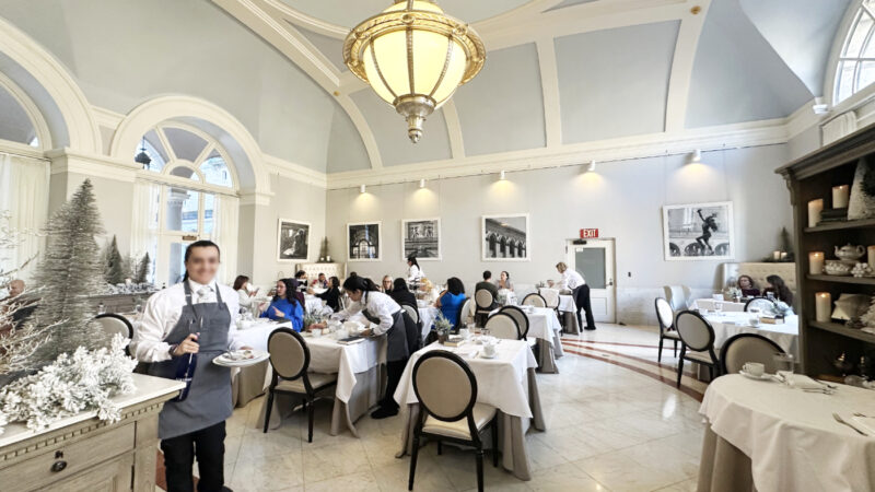 冬仕様のデコレーションが施されたティールーム内