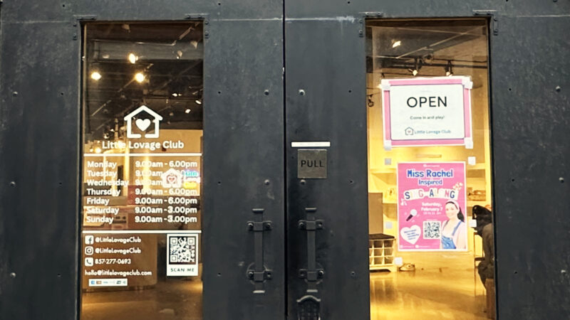 リトル・ラヴェージ・クラブのエントランスドア