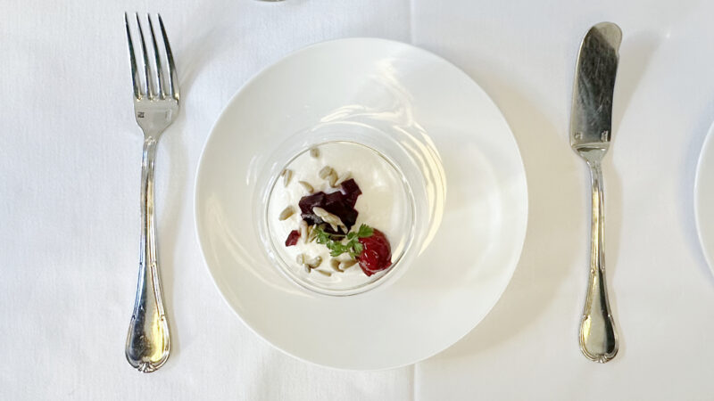 アフタヌーンティー最初の一品 山羊チーズとマスカルポーネのムース