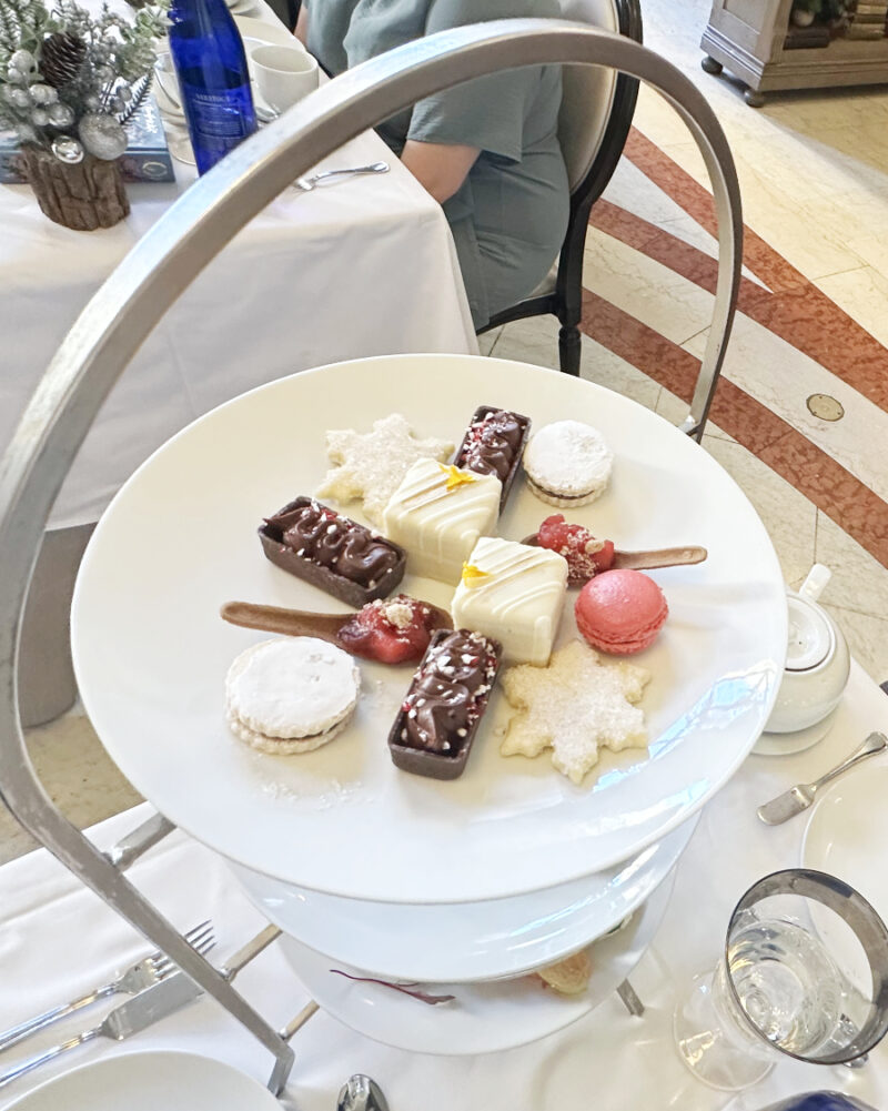 アフタヌーンティーセットは、3段のスタンドで運ばれてきます。