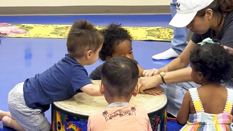 音楽クラスでみんなで叩く大きな太鼓