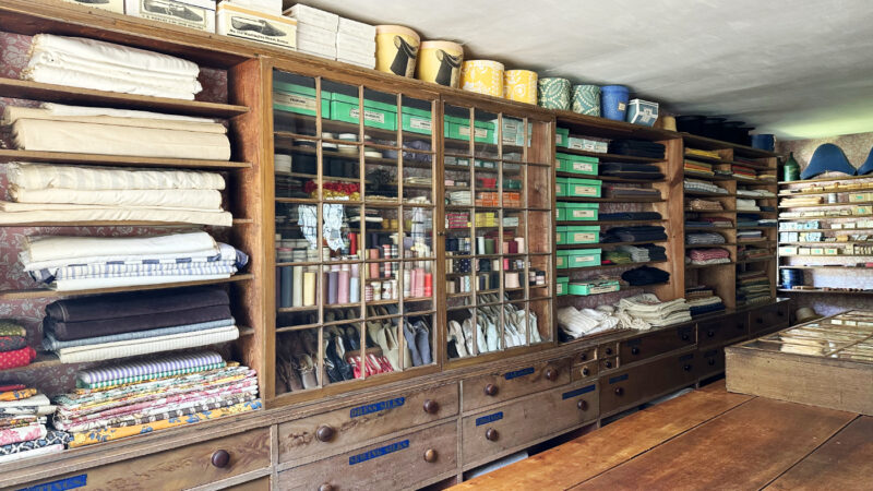 エイサ・ナイト・ストアの店内と当時の生活用品