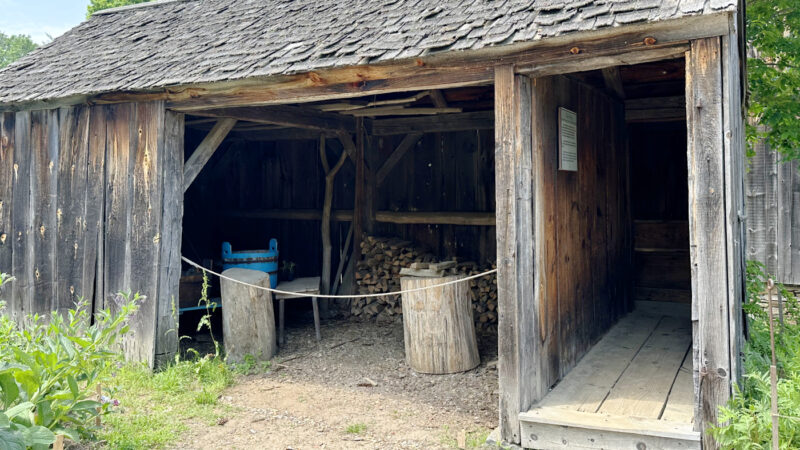 オールド・スターブリッジ・ビレッジ内の薪小屋