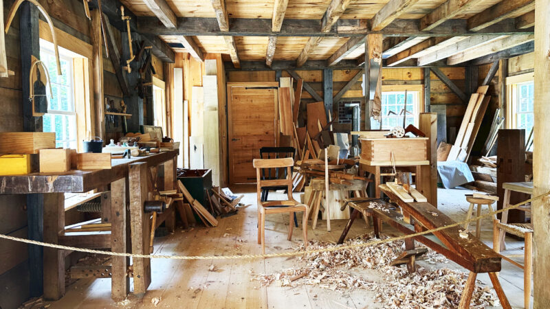 キャビネットメイキング・ショップの工房と制作途中の家具