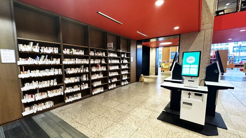 ボストン公共図書館本館の予約本受け取り棚（Hold shelf）