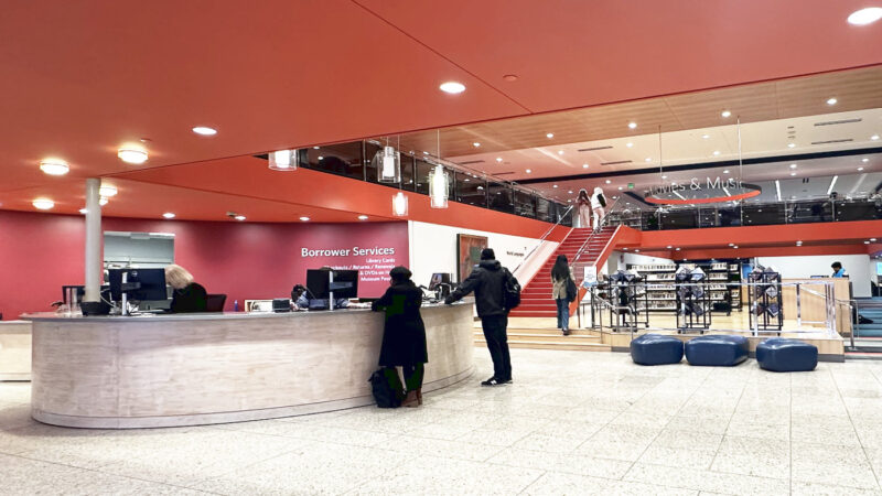 ボストン公共図書館の貸し出しカウンター