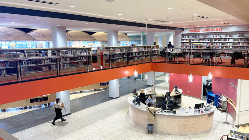 貸し出しカウンターと吹き抜け