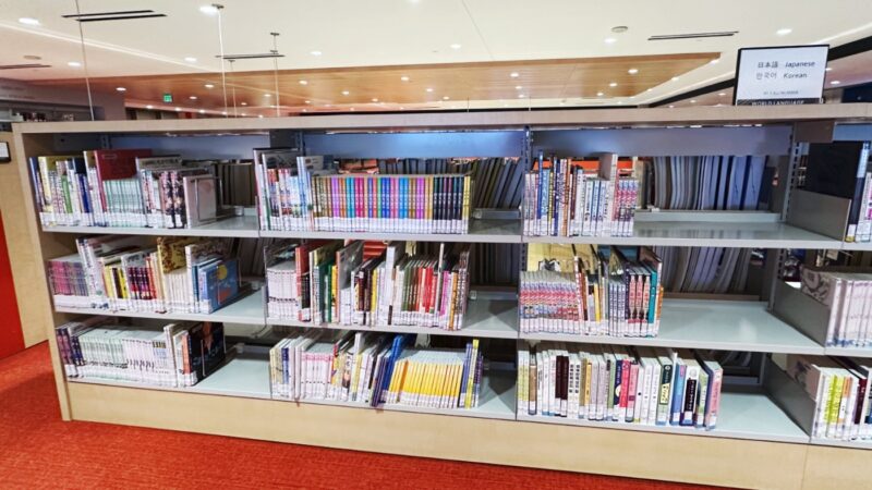 日本語書籍の棚