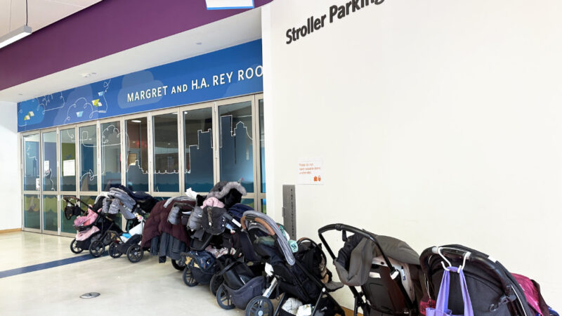 チルドレンズ・ライブラリー内のベビーカー置き場とイベント用スペース