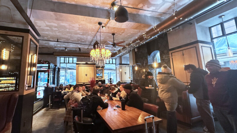 ボストンのカフェ「トレイズマン・コーヒー」のテーブル席