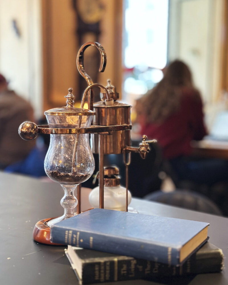 ボストンのカフェ「トレイズマン・コーヒー」のハイテーブル席