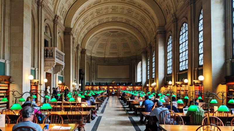 ボストン公共図書館マッキム館のベイツ・ホール閲覧室（アーチ天井と緑ランプ）