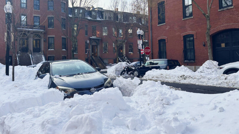 2026年冬のボストンの大雪で雪に覆われた路上の車