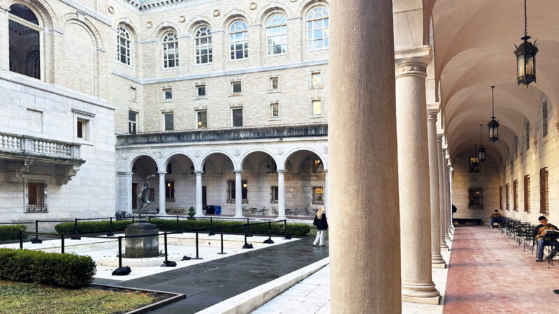 ボストン公共図書館マッキム館の中庭コートヤード