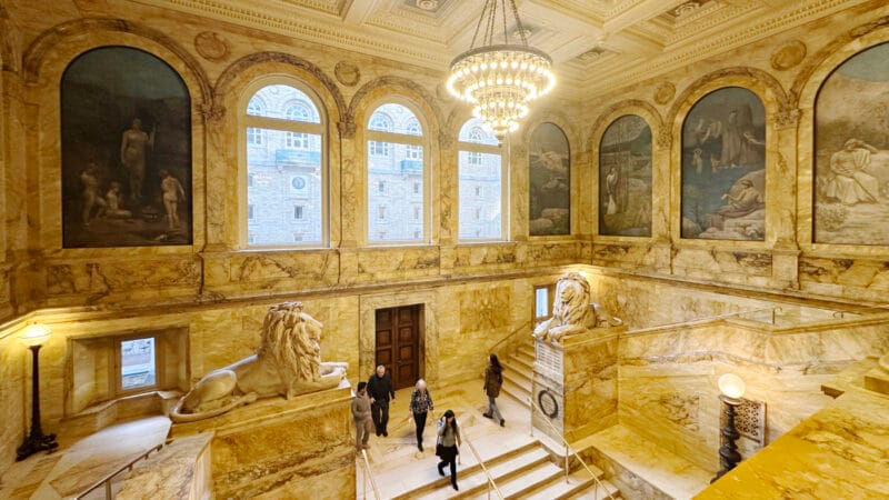 ボストン公共図書館マッキム館の階段ホールとライオン像