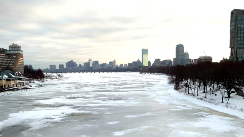 冬の寒波で凍りついたボストンのチャールズ川