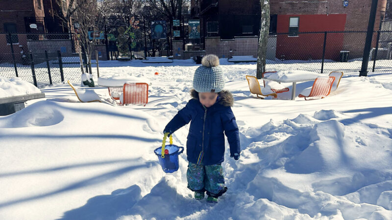 雪に覆われたボストンの公園の遊具