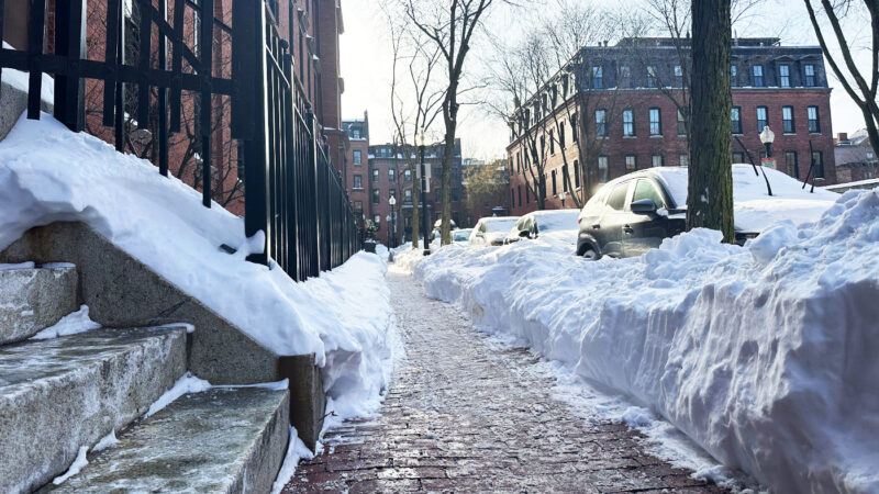 雪の後で幅が狭くなった歩道