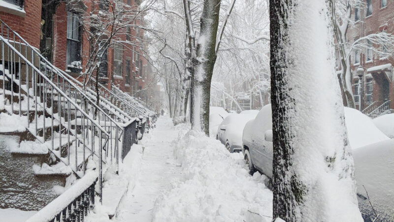 雪で歩道が狭くなりベビーカーが通れないボストンの歩道