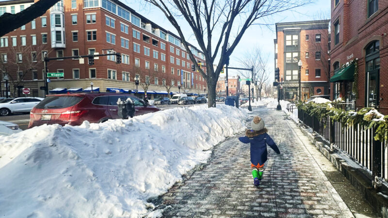除雪された雪が積み上げられたボストンの歩道の雪山
