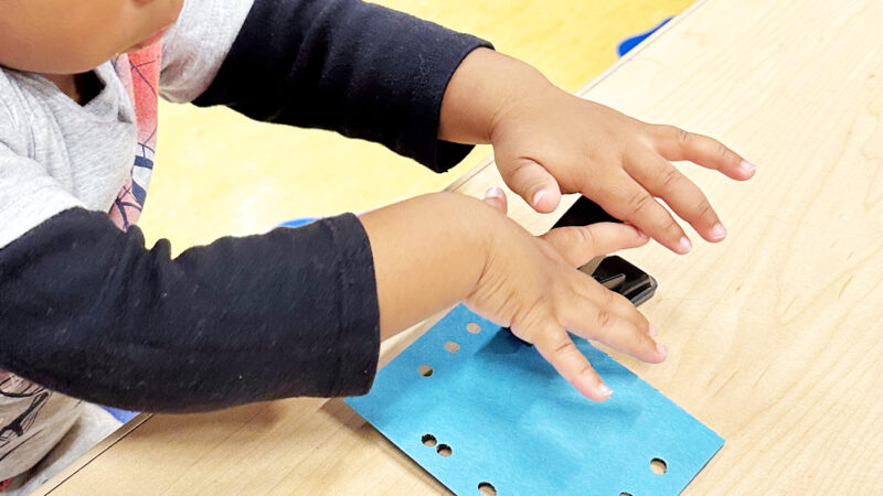アートラボでクラフト制作をする子どもたち