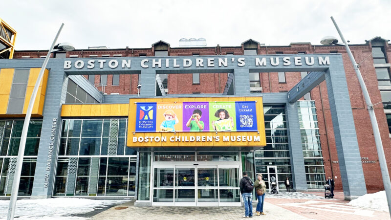 ボストン・チルドレンズ・ミュージアムの外観とウォーターフロントの景色