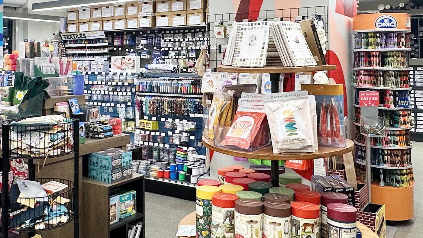 Blick Art Materials店内の様子（画材やクラフト材料が並ぶ売り場）