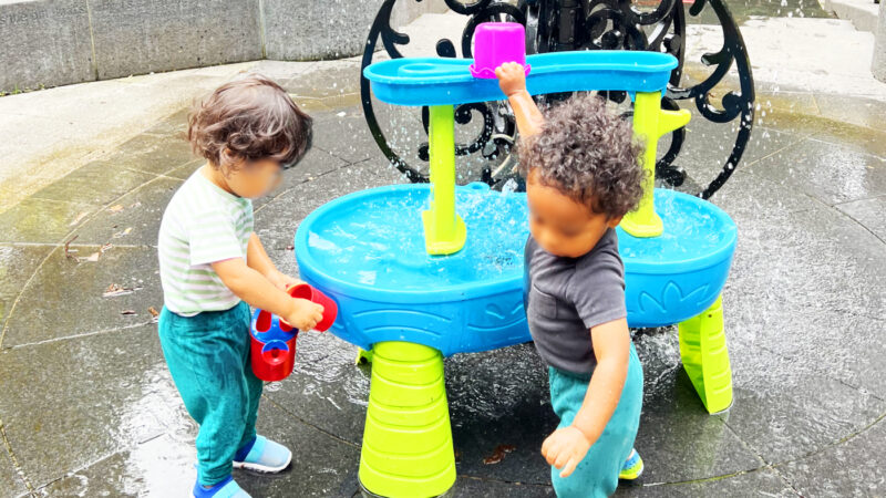 Ringgold Parkの夏季水遊びエリア。噴水から流れた水が浅い溝を伝って排水される構造