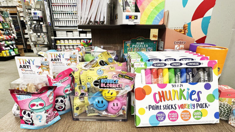 Blick Art Materialsの文房具コーナー（マーカーやペイントスティックなど）