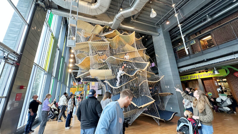 New Balance Foundation Climbの大型立体遊具