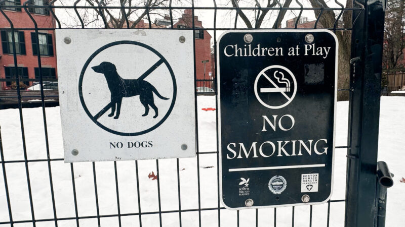 Ringgold Parkのフェンスに掲示されたNo DogsとNo Smokingの注意サイン