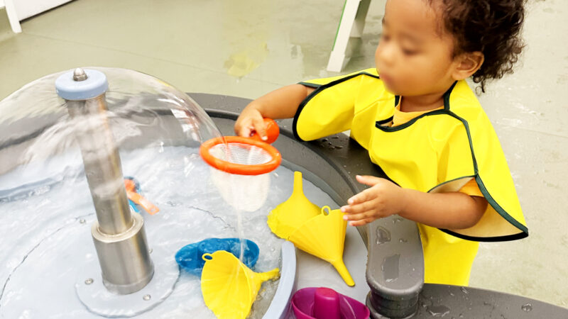 ボストン・チルドレンズ・ミュージアムの0〜3歳向けプレイスペースの水遊びエリア