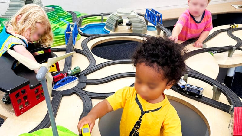 ボストン・チルドレンズ・ミュージアムのプレイスペースにあるミニトレイン遊具