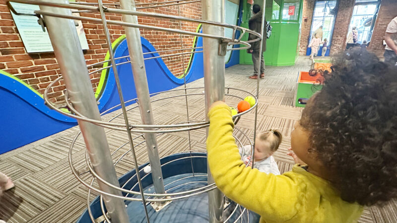 Racewaysのゴルフボールを転がす体験展示