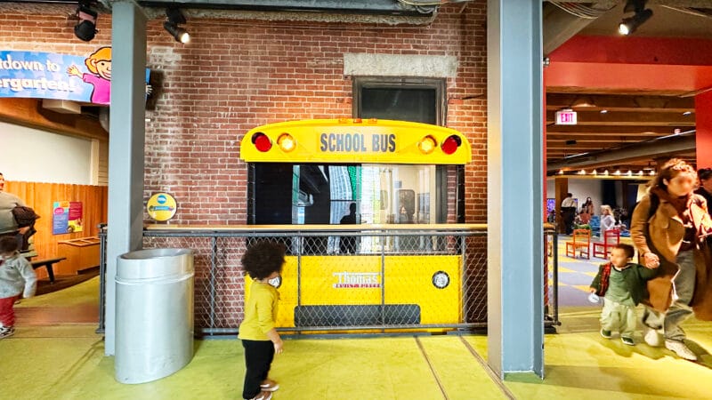 カウントダウン・トゥ・キンダーガーテンのスクールバス展示