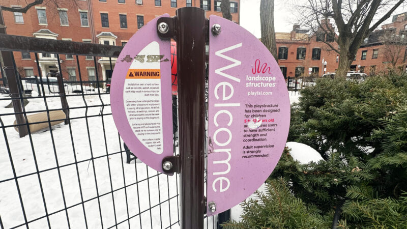 Ringgold Parkの遊具に設置された対象年齢表示サイン。5歳から12歳向けと記載されている