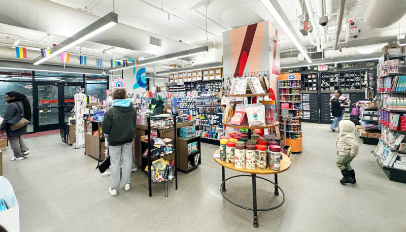 Blick Art Materials店内の様子（画材やクラフト材料が並ぶ売り場）