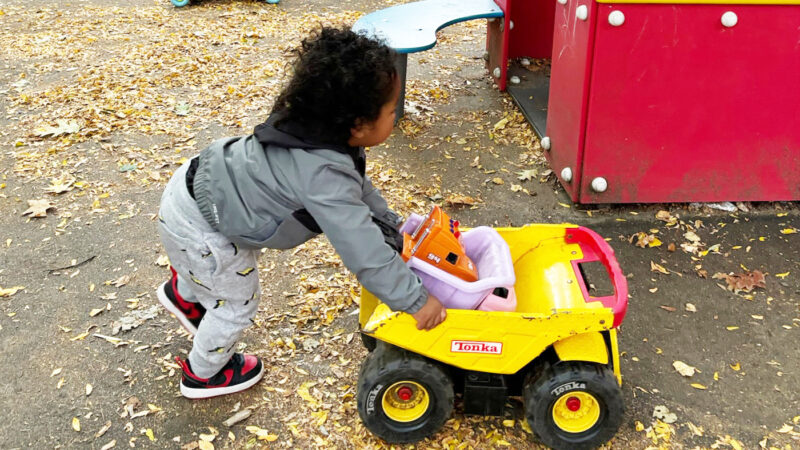 公園内に置かれた大型おもちゃで遊ぶ子ども。持ち寄りのおもちゃが共有されている様子