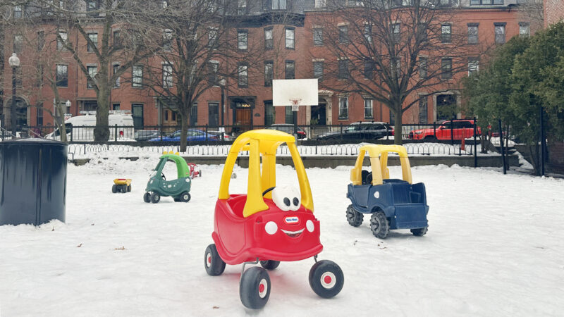 Ringgold Parkに置かれた共有おもちゃ。トラックや三輪車が並んでいる