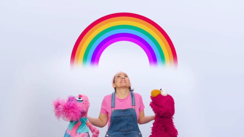 ミス・レイチェルがエルモと一緒に出演している動画のスクリーンショット