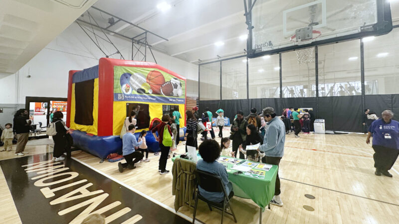 YMCAヘルシーキッズデイの体育館会場（バウンスハウスや体験ブースがまとまった室内イベント）
