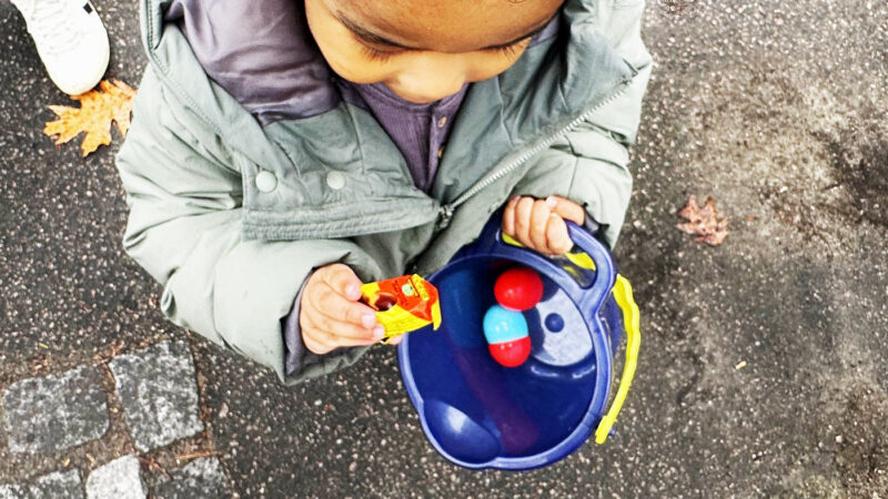 3歳の子どもがエッグハントで集めたプラスチックの卵