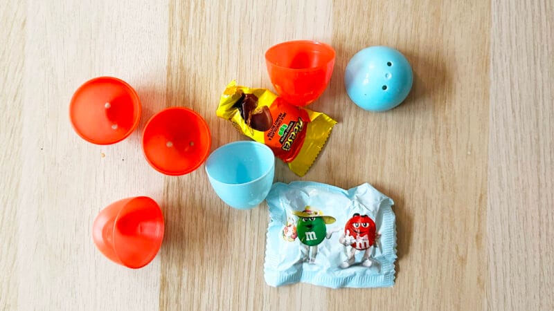 エッグハントで取ったプラスチック卵と中に入っていたお菓子