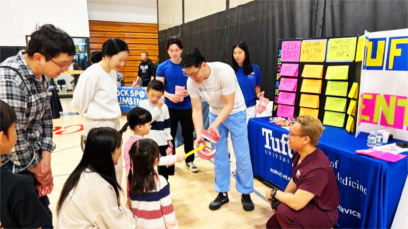タフツ歯科大学ブースの歯磨き体験（子ども向け指導コーナー）