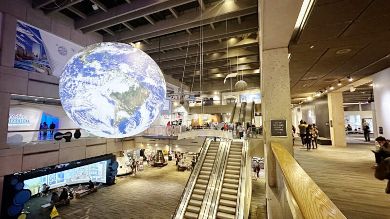 地球模型ホールの吹き抜け空間