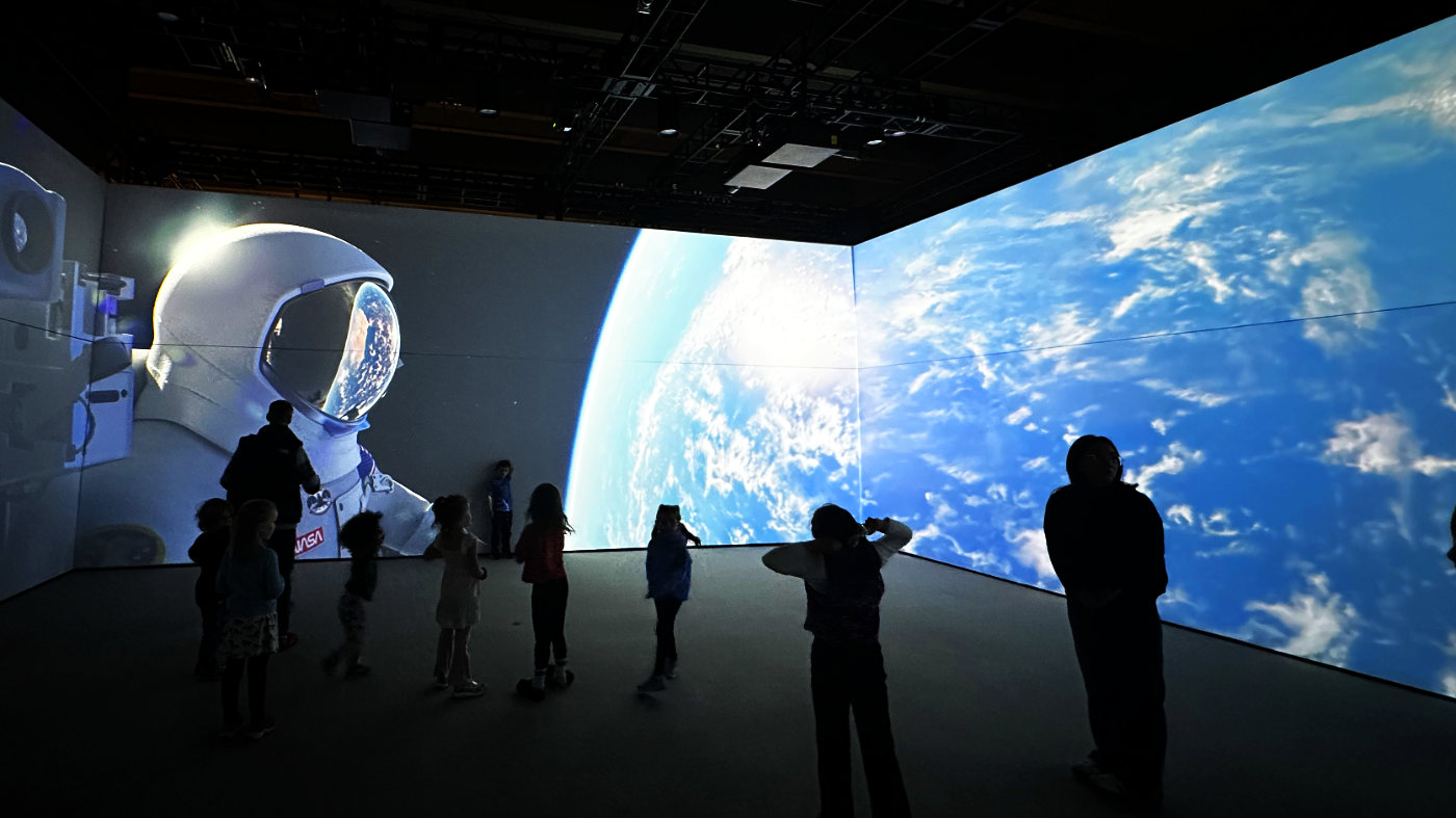ボストン・サイエンスミュージアムのイマーシブルームに映し出された宇宙飛行士と地球