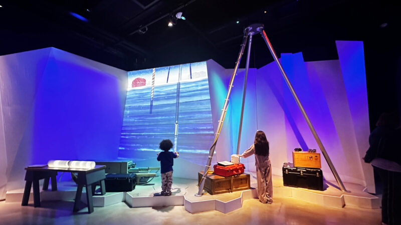 地質調査用ボーリング模型を操作する展示