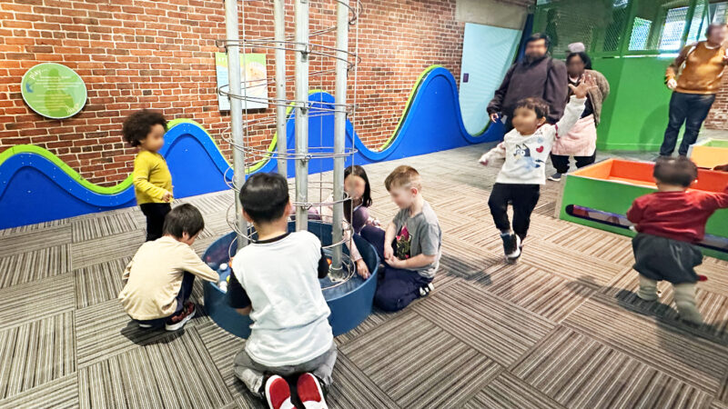 ボストン・チルドレンズ・ミュージアムのRaceways展示で遊ぶ3歳児
